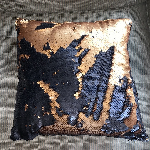 🚨🎉SOLD!🎉🚨🌻🌻🌻 BOG2 SALE ITEM! Black and Gold Reversible Sequin Pillow - Picture 2 of 3